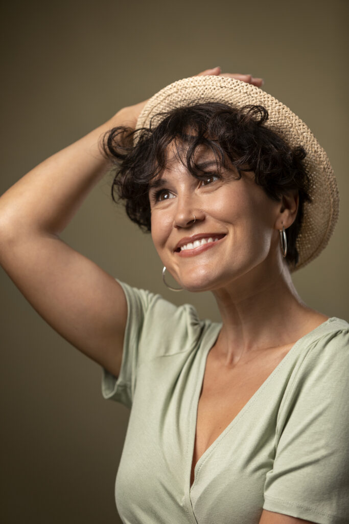 close-up-smiley-woman-wearing-hat