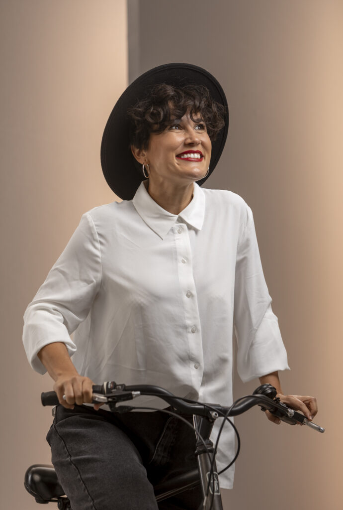 medium-shot-smiley-woman-bicycle