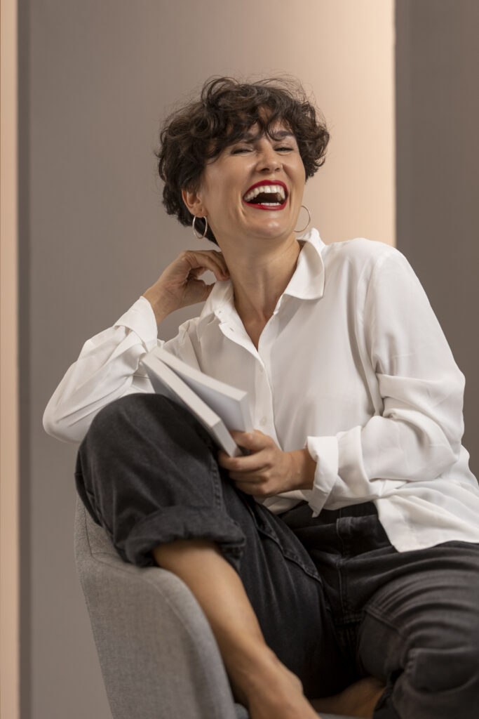 medium-shot-woman-sitting-chair