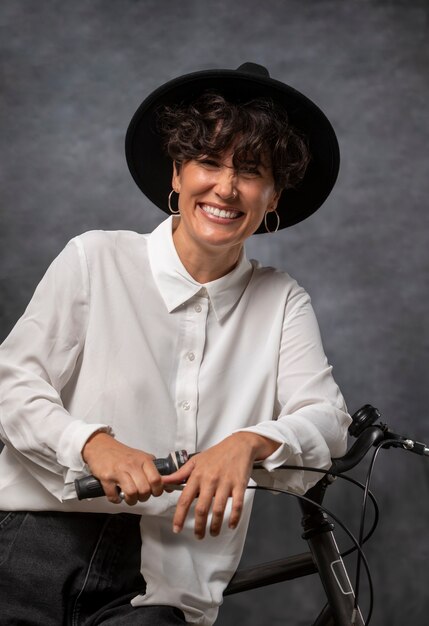 mujer-sonriente-tiro-medio-bicicleta_23-2149213188
